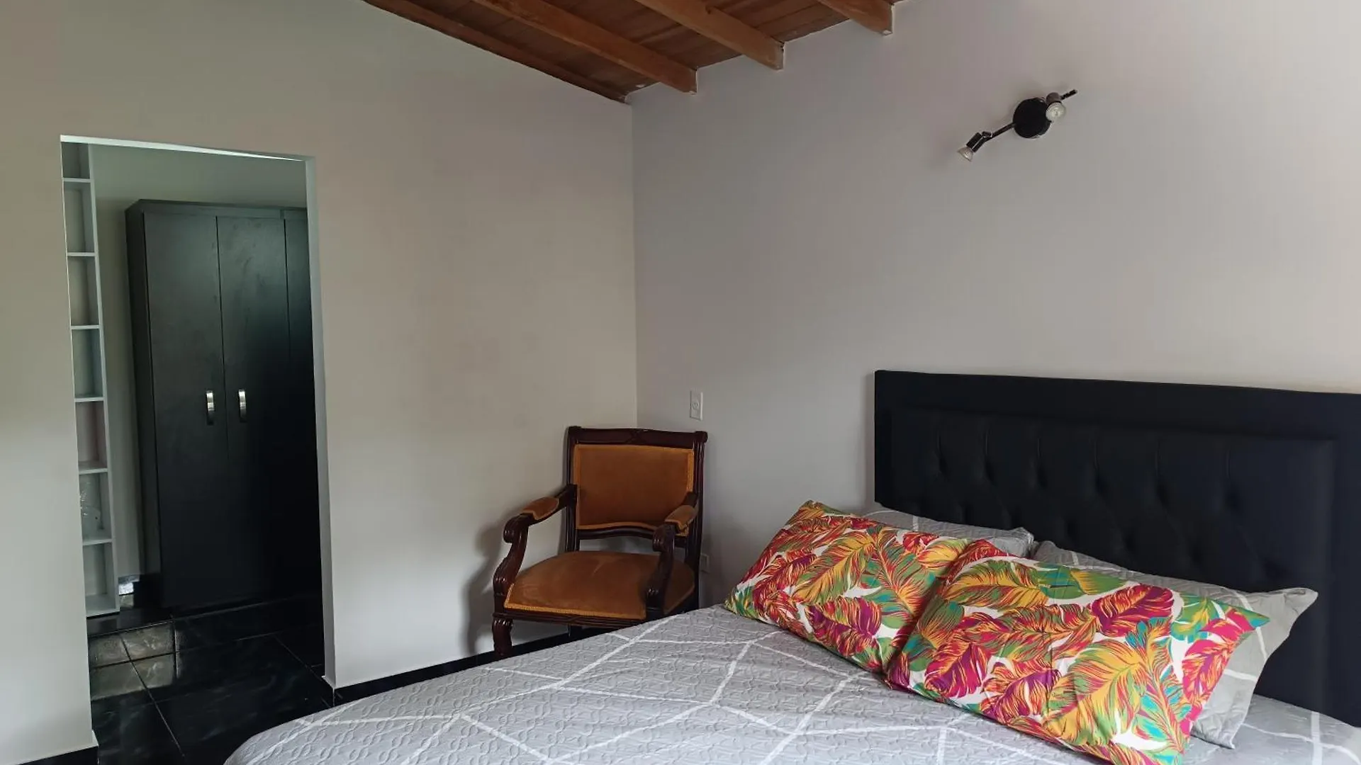 Confortable Apartamento-Graffiti Tour Medellín 0*,  Colômbia